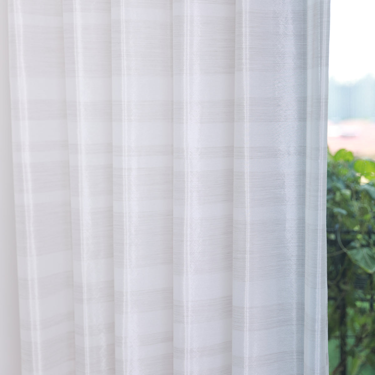 DL9530 is a flame-retardant, privacy-blocking, UV-cut, mirror lace curtain with a soft texture.