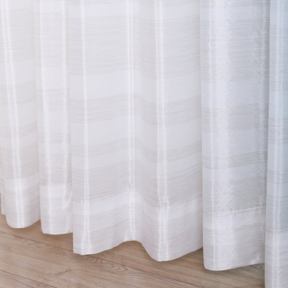 DL9530 is a flame-retardant, privacy-blocking, UV-cut, mirror lace curtain with a soft texture.
