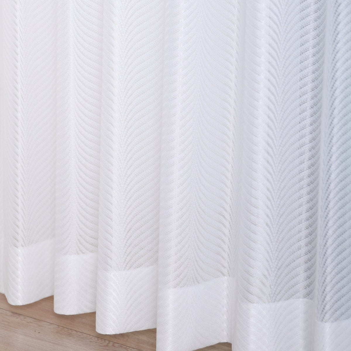 DL9530 is a flame-retardant, privacy-blocking, UV-cut, mirror lace curtain with a soft texture.