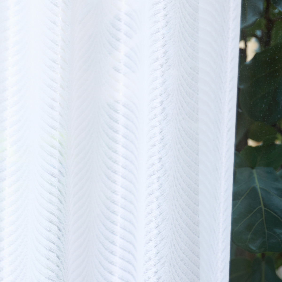 DL9530 is a flame-retardant, privacy-blocking, UV-cut, mirror lace curtain with a soft texture.