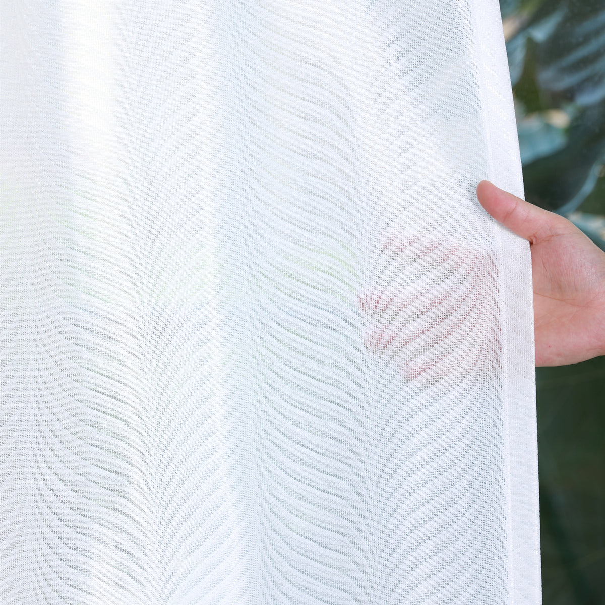 DL9530 is a flame-retardant, privacy-blocking, UV-cut, mirror lace curtain with a soft texture.