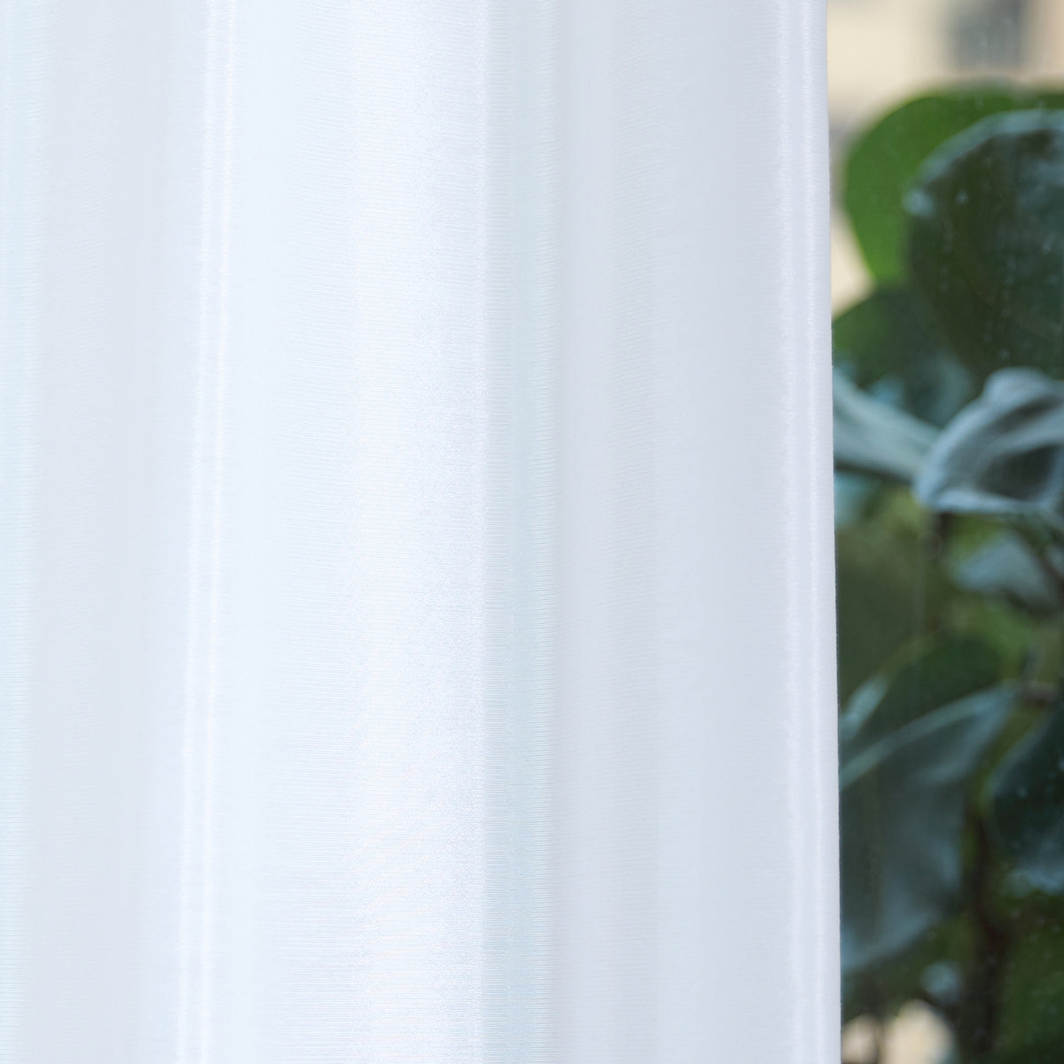 DL9530 is a flame-retardant, privacy-blocking, UV-cut, mirror lace curtain with a soft texture.