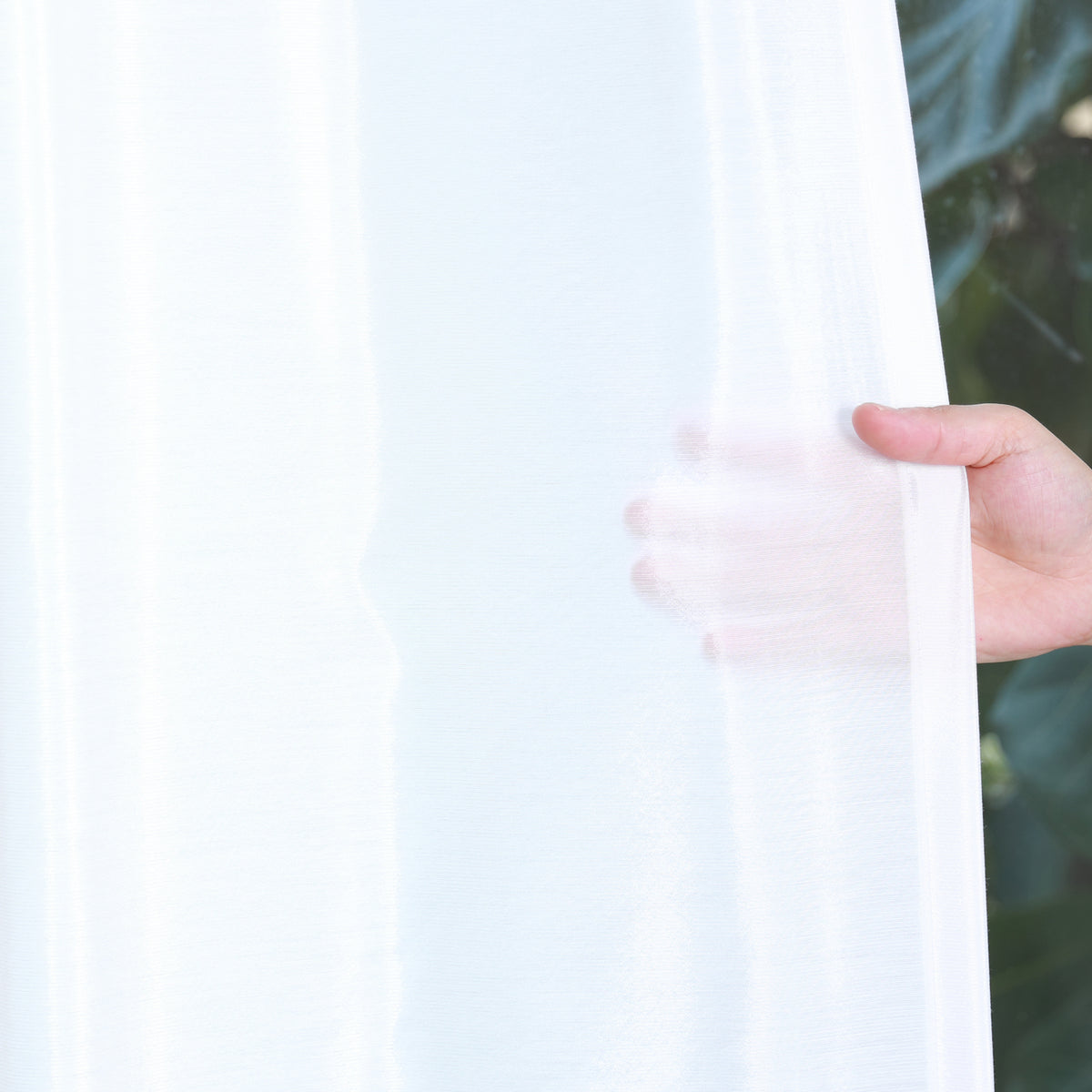 DL9530 is a flame-retardant, privacy-blocking, UV-cut, mirror lace curtain with a soft texture.