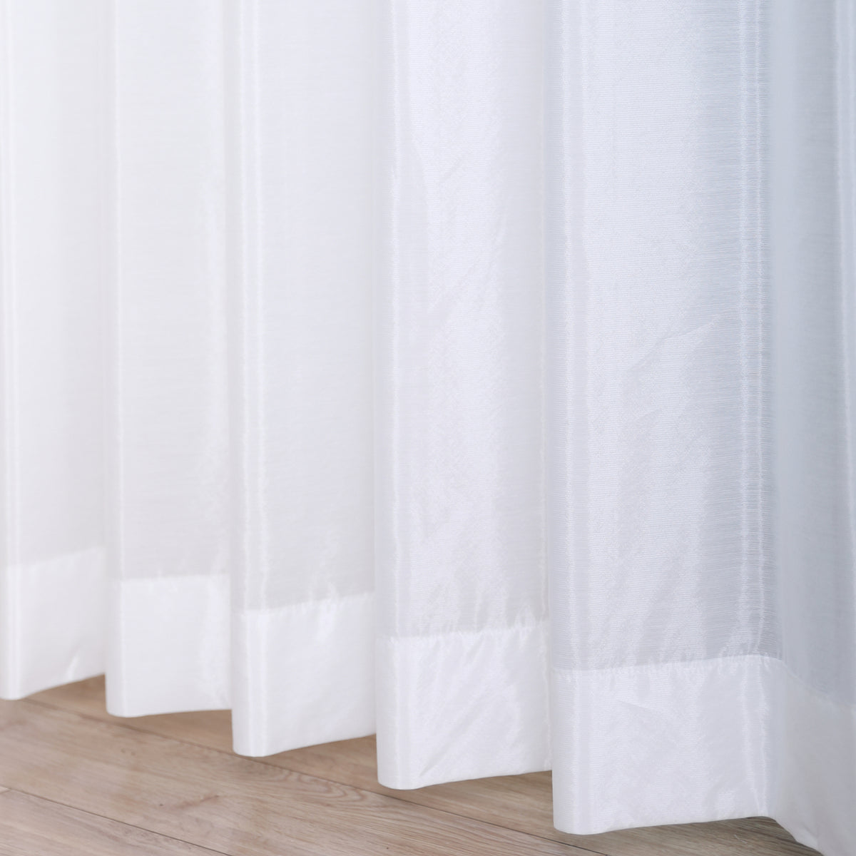 DL9530 is a flame-retardant, privacy-blocking, UV-cut, mirror lace curtain with a soft texture.