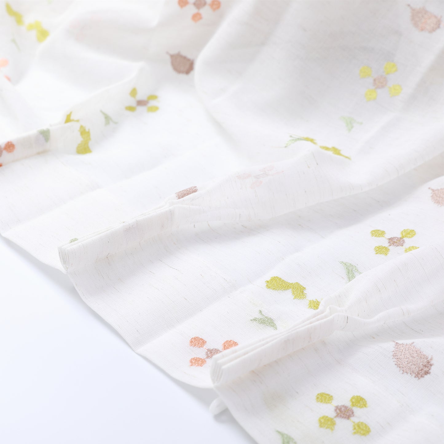 DL9530 is a flame-retardant, privacy-blocking, UV-cut, mirror lace curtain with a soft texture.