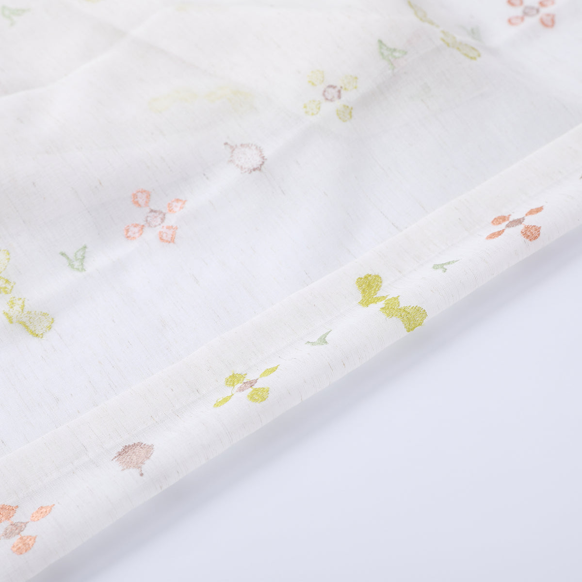 DL9530 is a flame-retardant, privacy-blocking, UV-cut, mirror lace curtain with a soft texture.