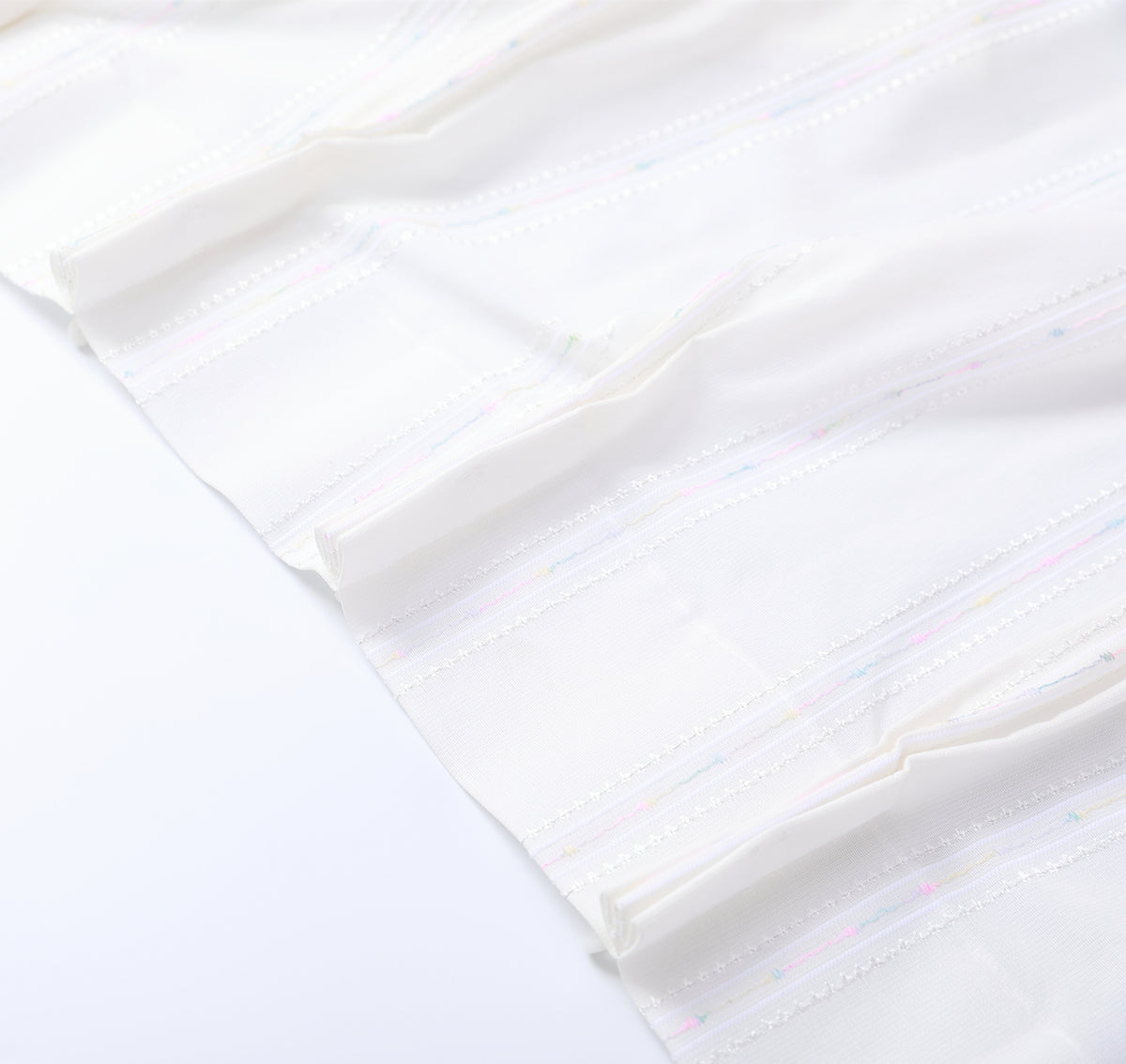 DL9530 is a flame-retardant, privacy-blocking, UV-cut, mirror lace curtain with a soft texture.