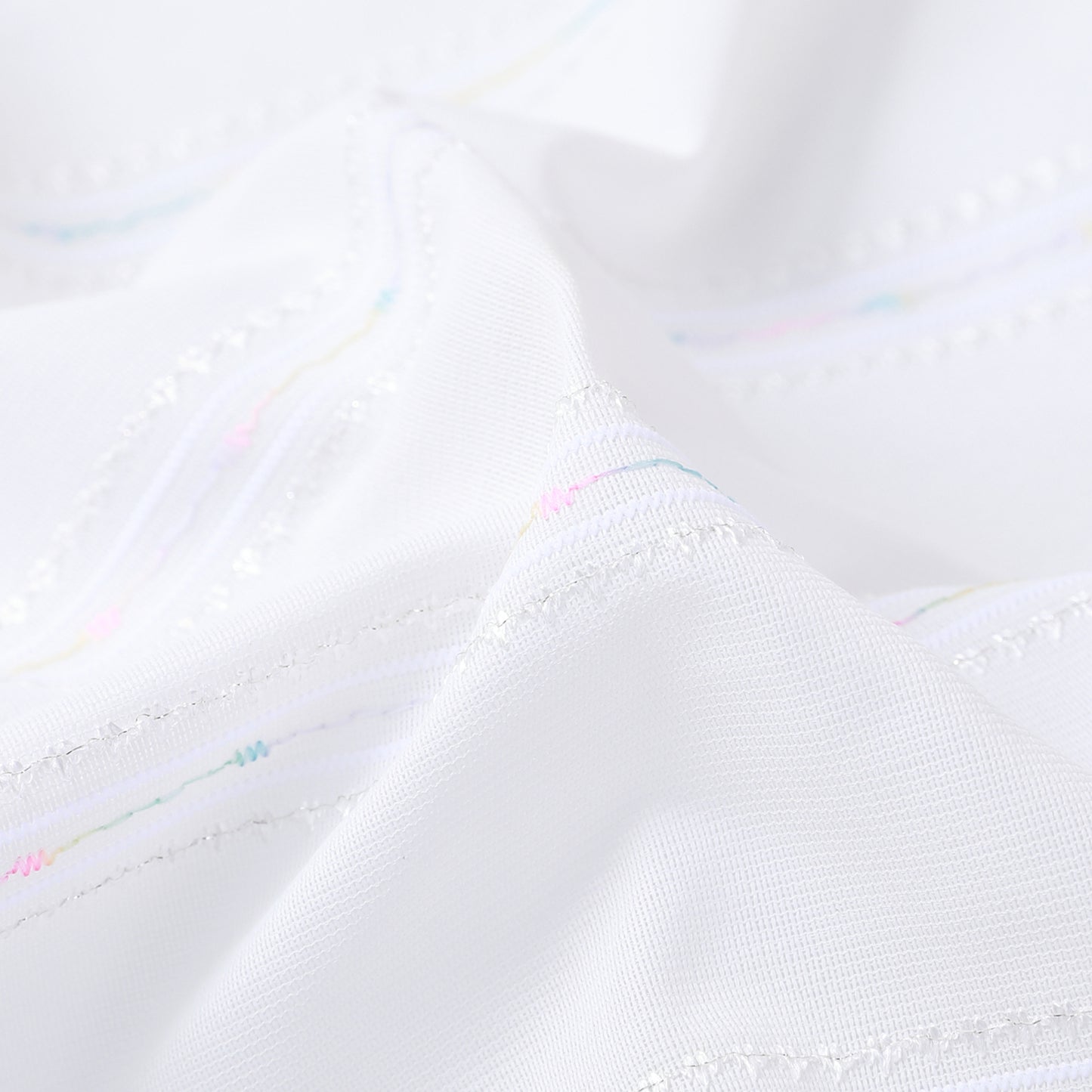 DL9530 is a flame-retardant, privacy-blocking, UV-cut, mirror lace curtain with a soft texture.