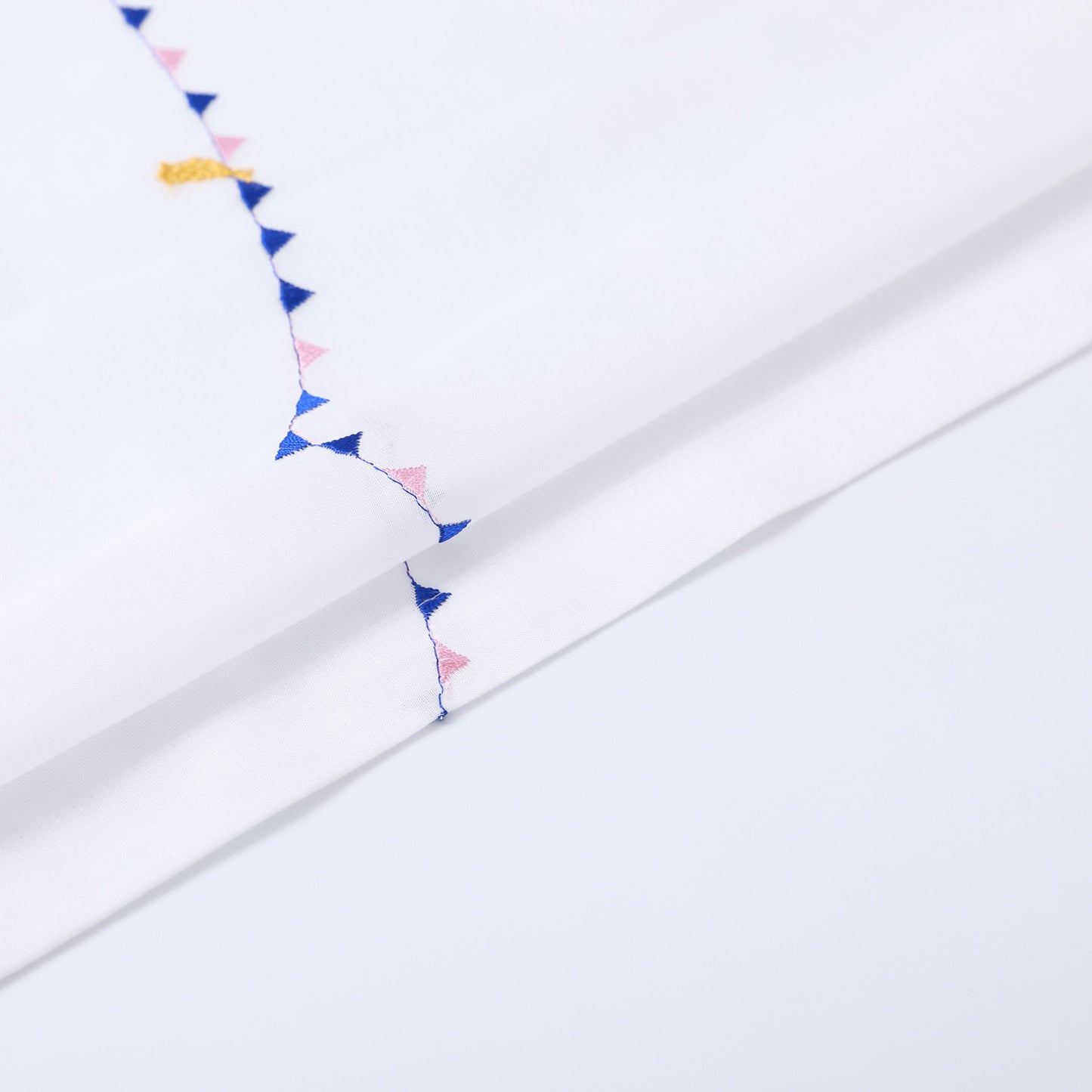 DL9530 is a flame-retardant, privacy-blocking, UV-cut, mirror lace curtain with a soft texture.