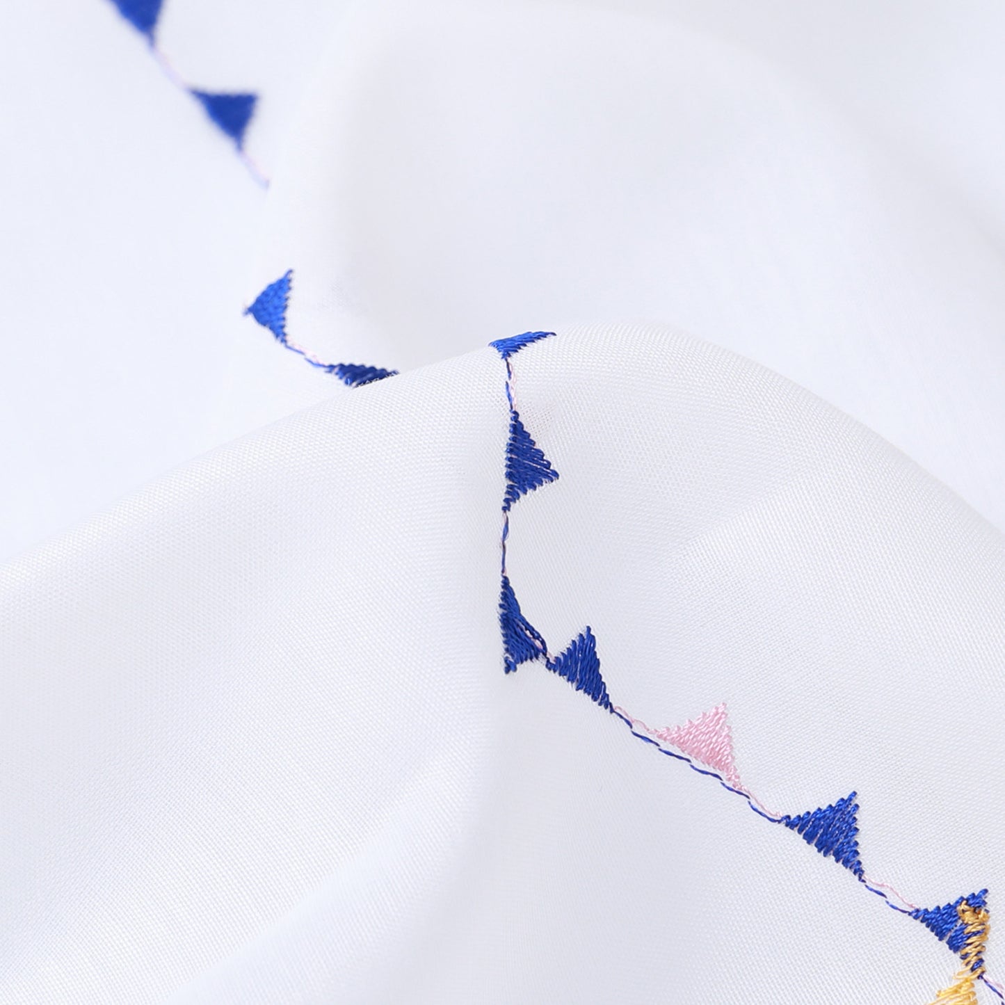 DL9530 is a flame-retardant, privacy-blocking, UV-cut, mirror lace curtain with a soft texture.