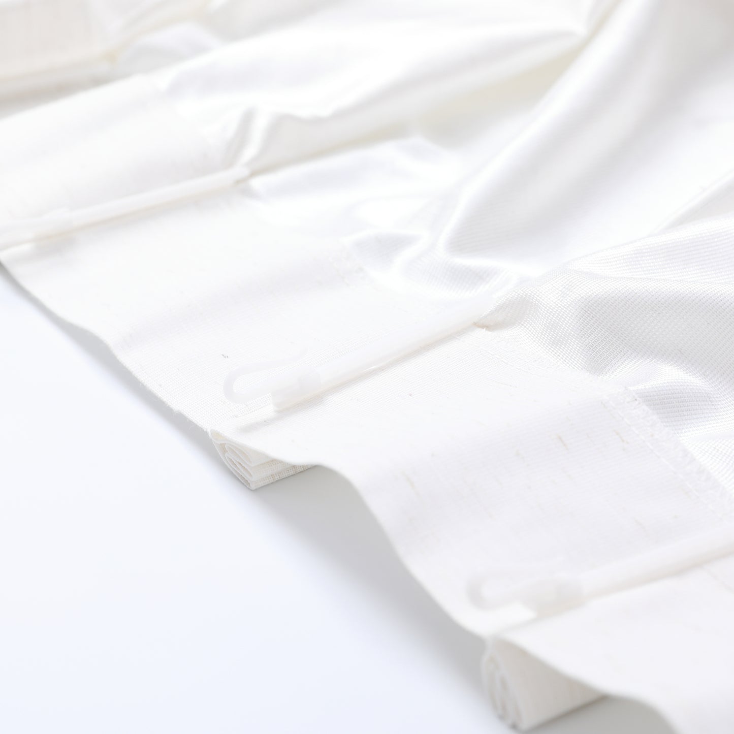 DL9530 is a flame-retardant, privacy-blocking, UV-cut, mirror lace curtain with a soft texture.