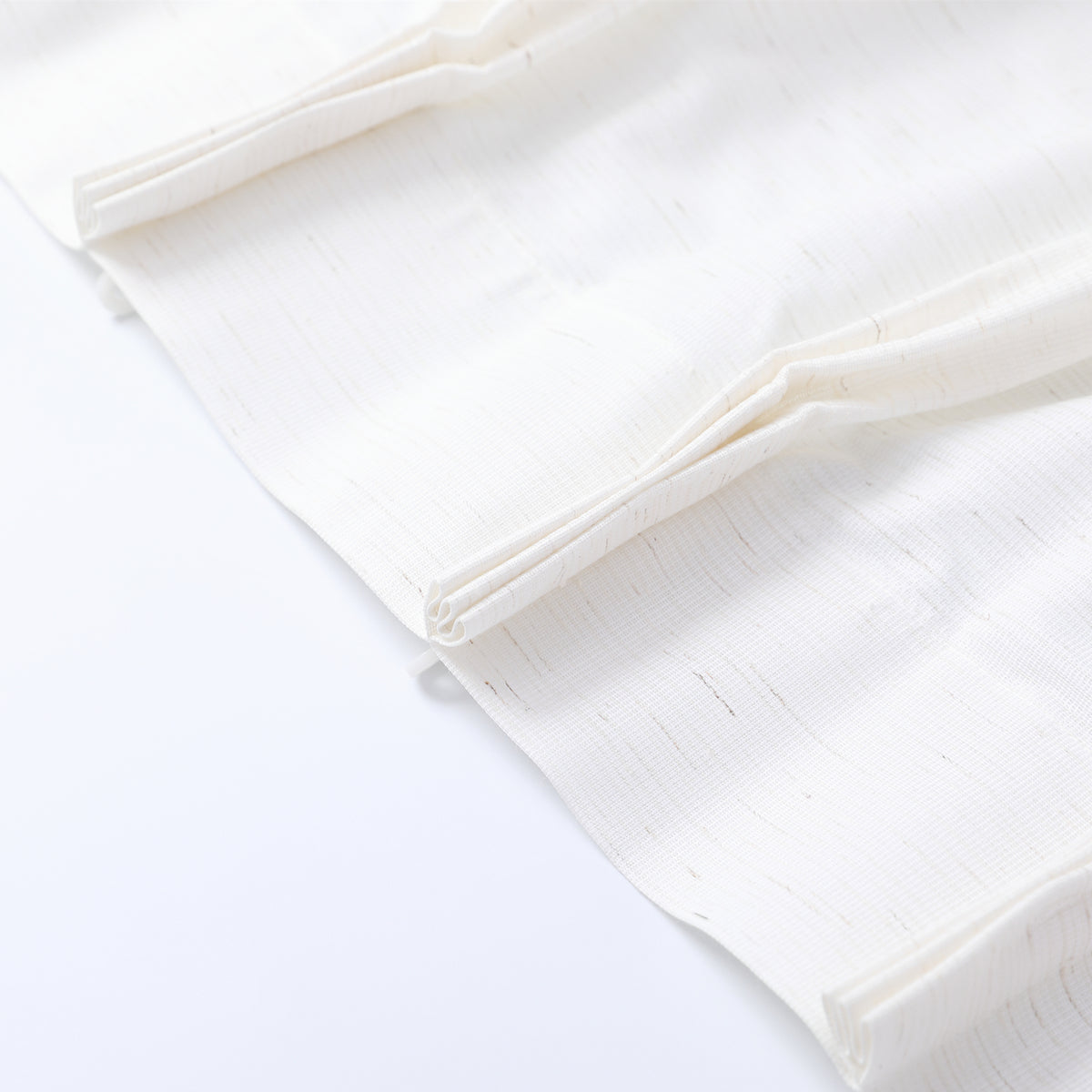 DL9530 is a flame-retardant, privacy-blocking, UV-cut, mirror lace curtain with a soft texture.