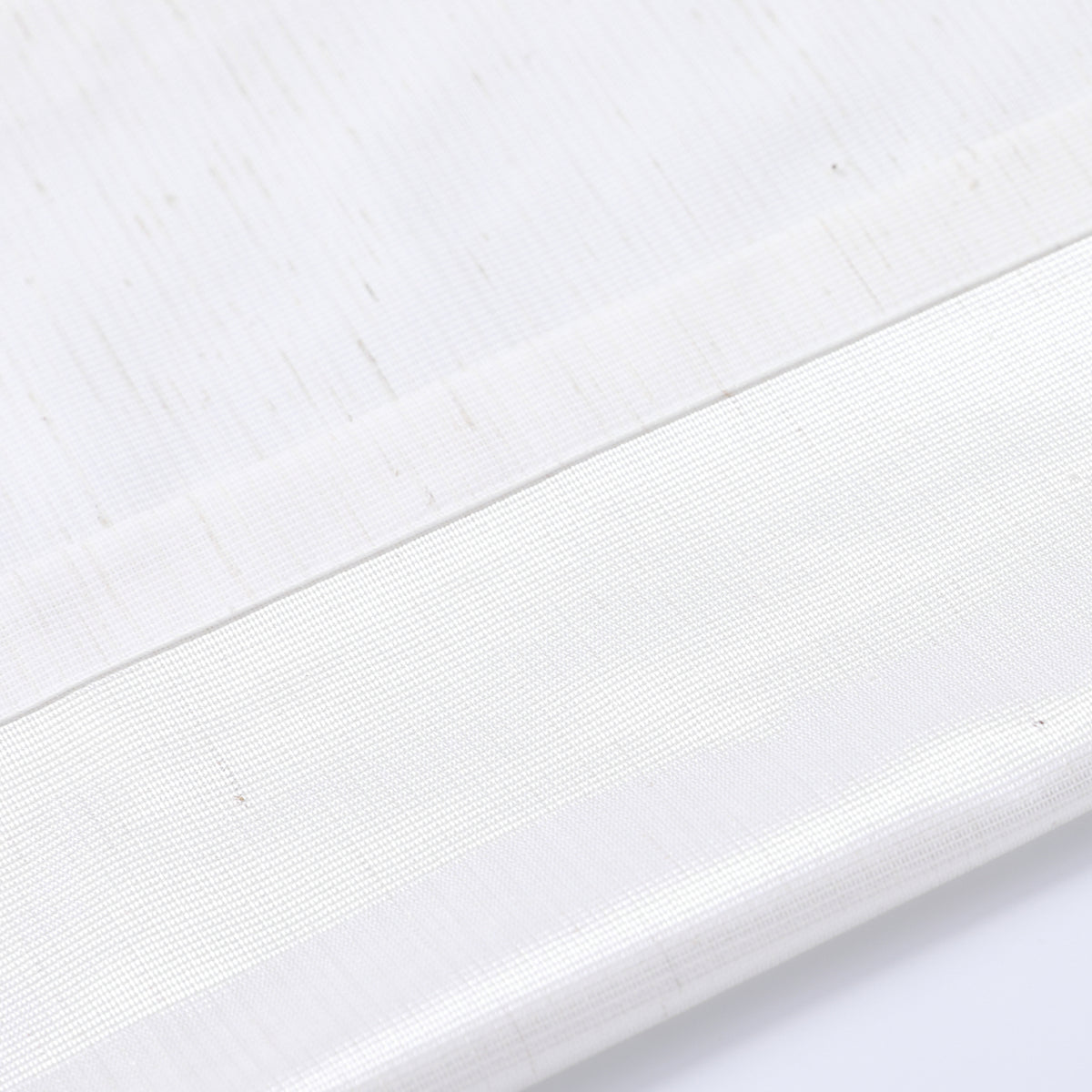 DL9530 is a flame-retardant, privacy-blocking, UV-cut, mirror lace curtain with a soft texture.