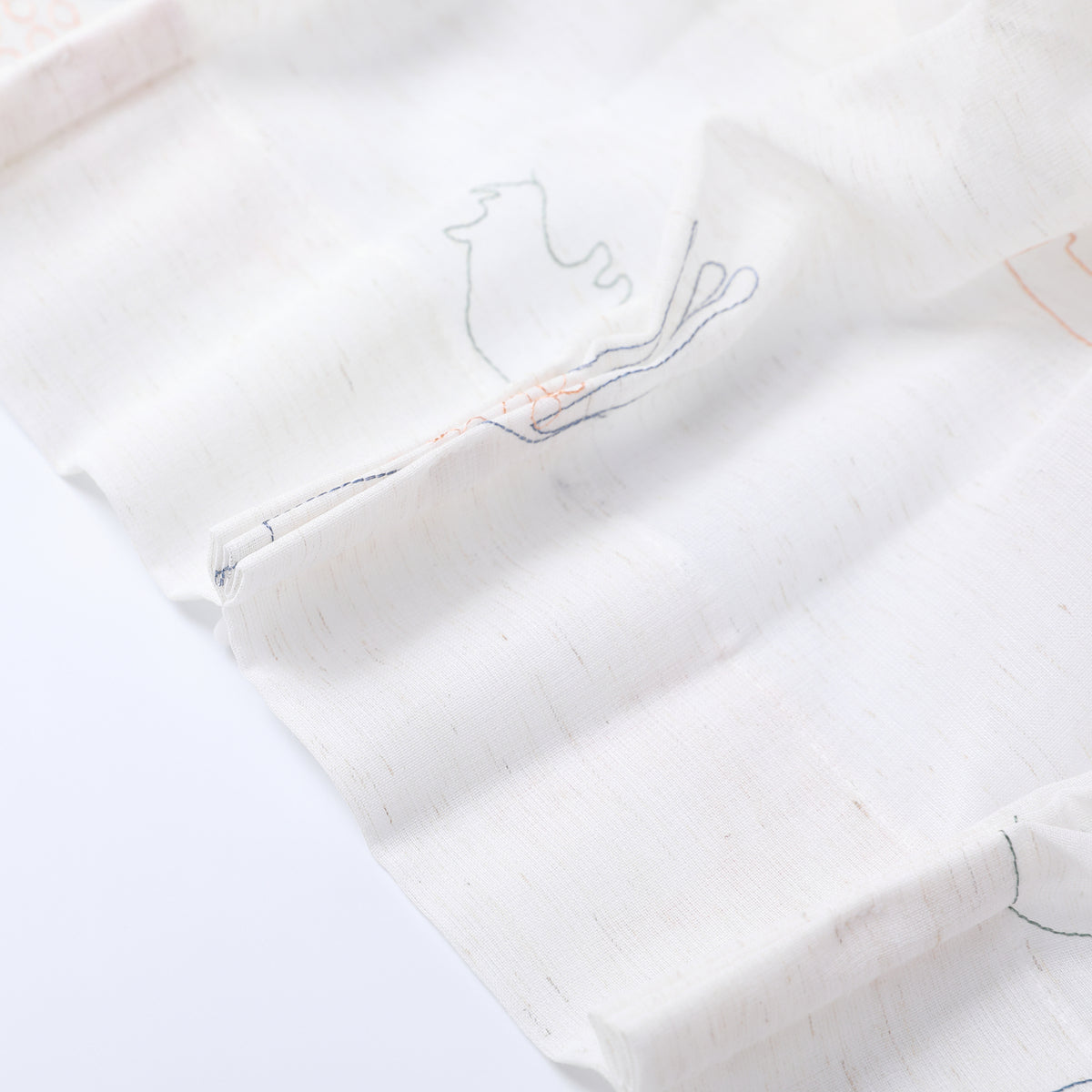 DL9530 is a flame-retardant, privacy-blocking, UV-cut, mirror lace curtain with a soft texture.