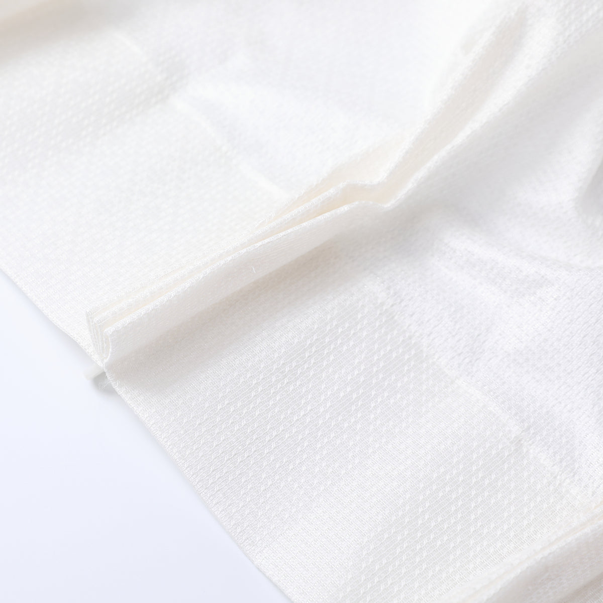 DL9530 is a flame-retardant, privacy-blocking, UV-cut, mirror lace curtain with a soft texture.