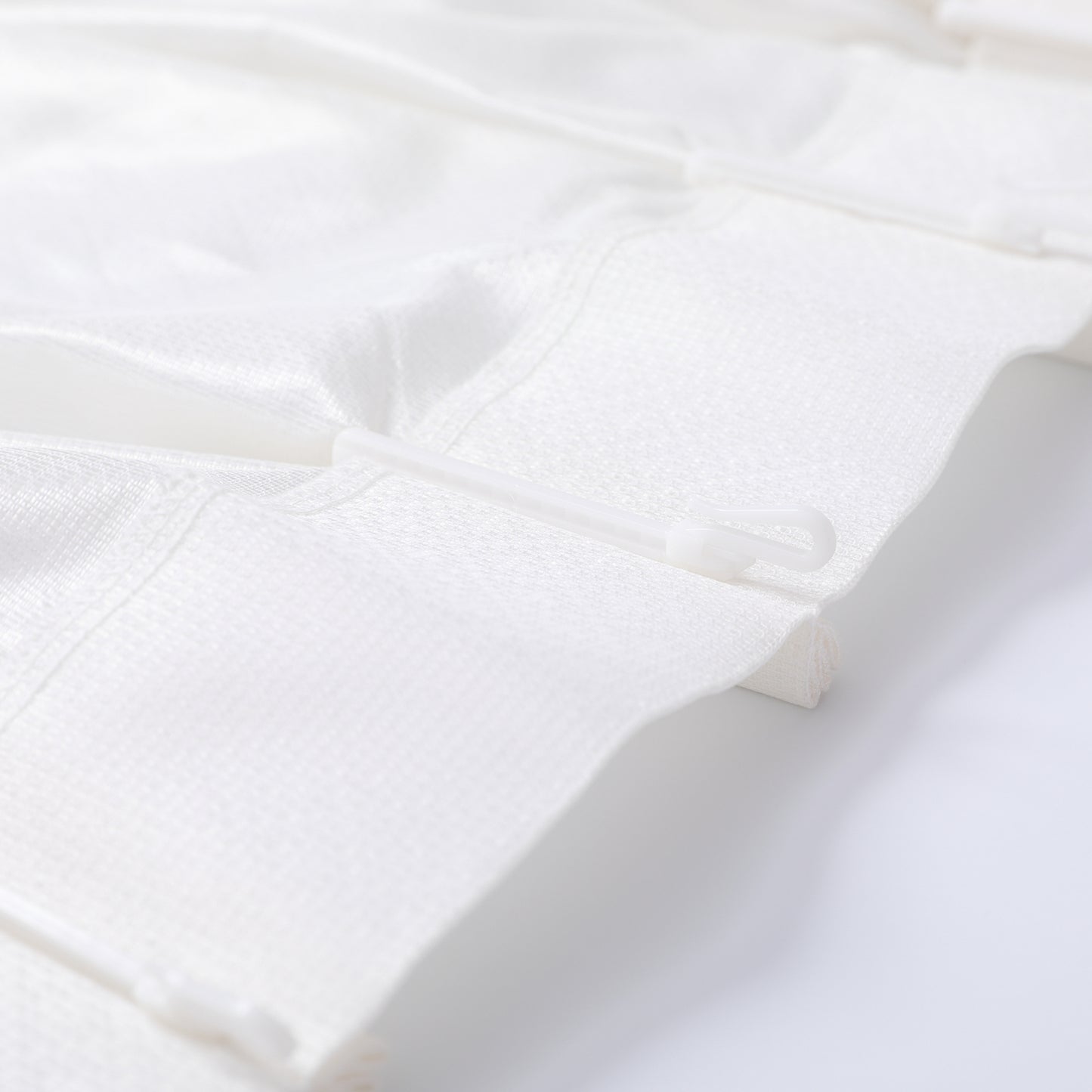 DL9530 is a flame-retardant, privacy-blocking, UV-cut, mirror lace curtain with a soft texture.