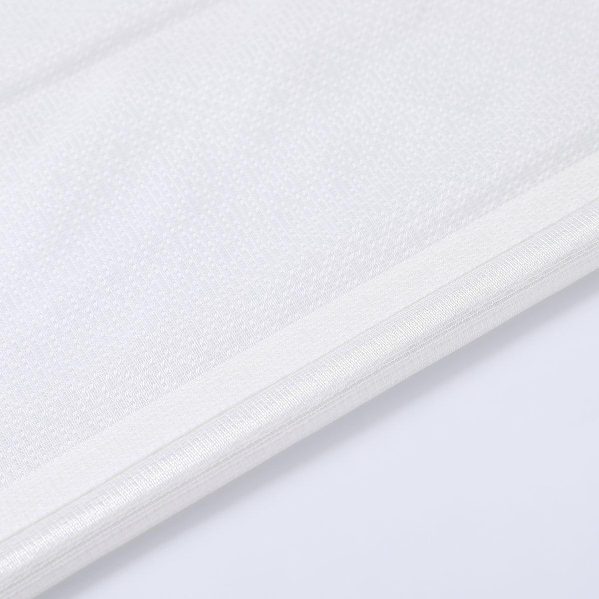DL9530 is a flame-retardant, privacy-blocking, UV-cut, mirror lace curtain with a soft texture.
