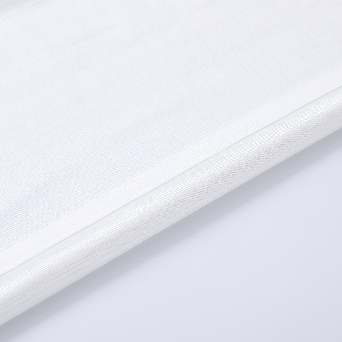 DL9530 is a flame-retardant, privacy-blocking, UV-cut, mirror lace curtain with a soft texture.