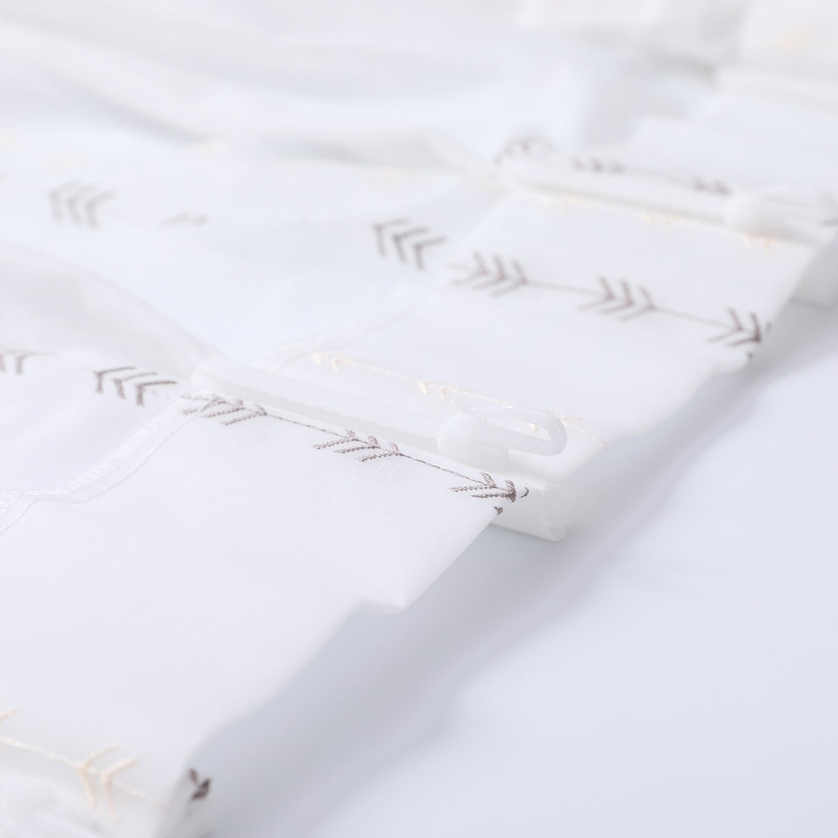 DL9530 is a flame-retardant, privacy-blocking, UV-cut, mirror lace curtain with a soft texture.