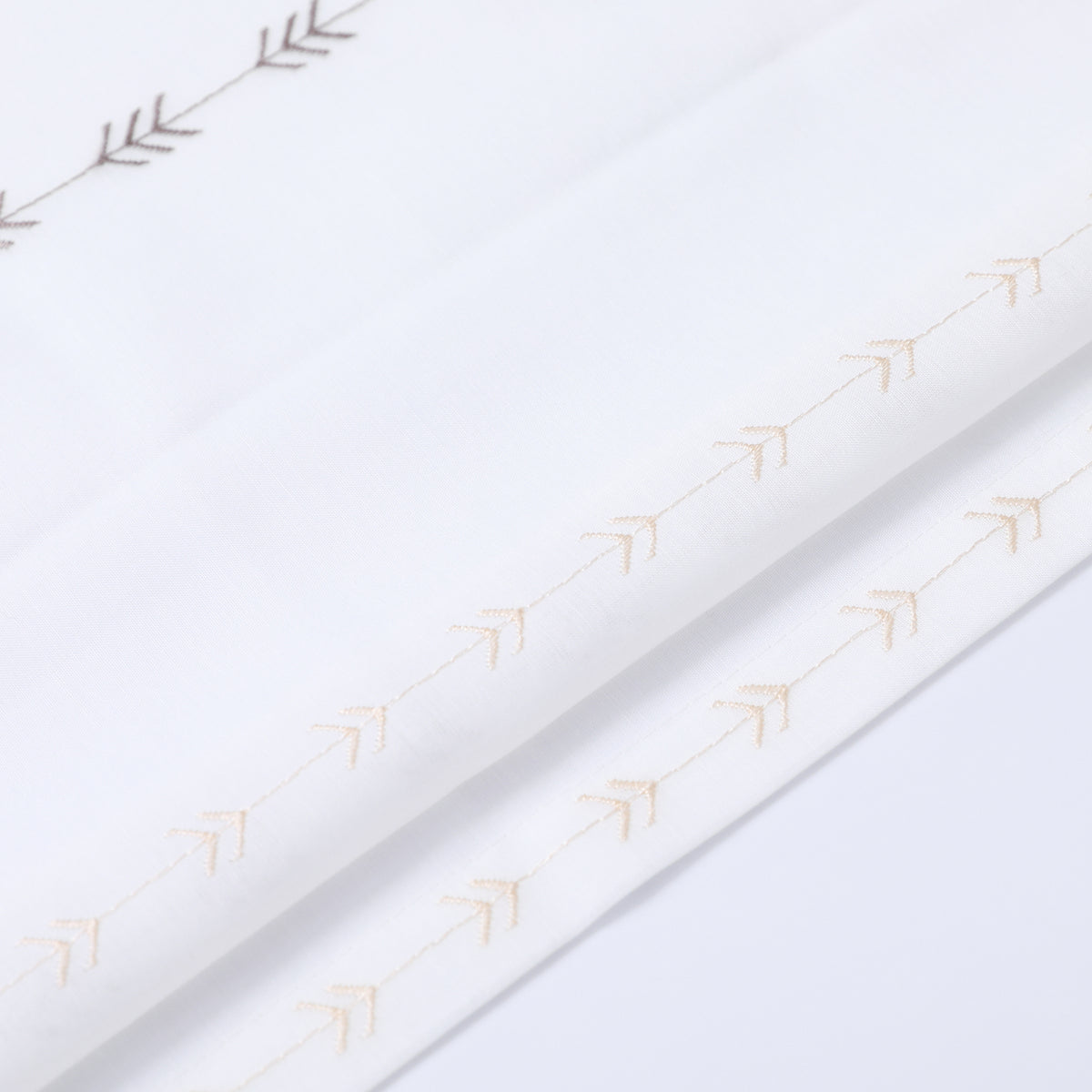 DL9530 is a flame-retardant, privacy-blocking, UV-cut, mirror lace curtain with a soft texture.