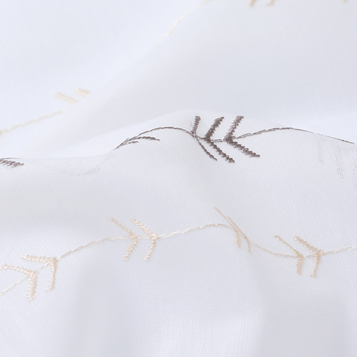 DL9530 is a flame-retardant, privacy-blocking, UV-cut, mirror lace curtain with a soft texture.