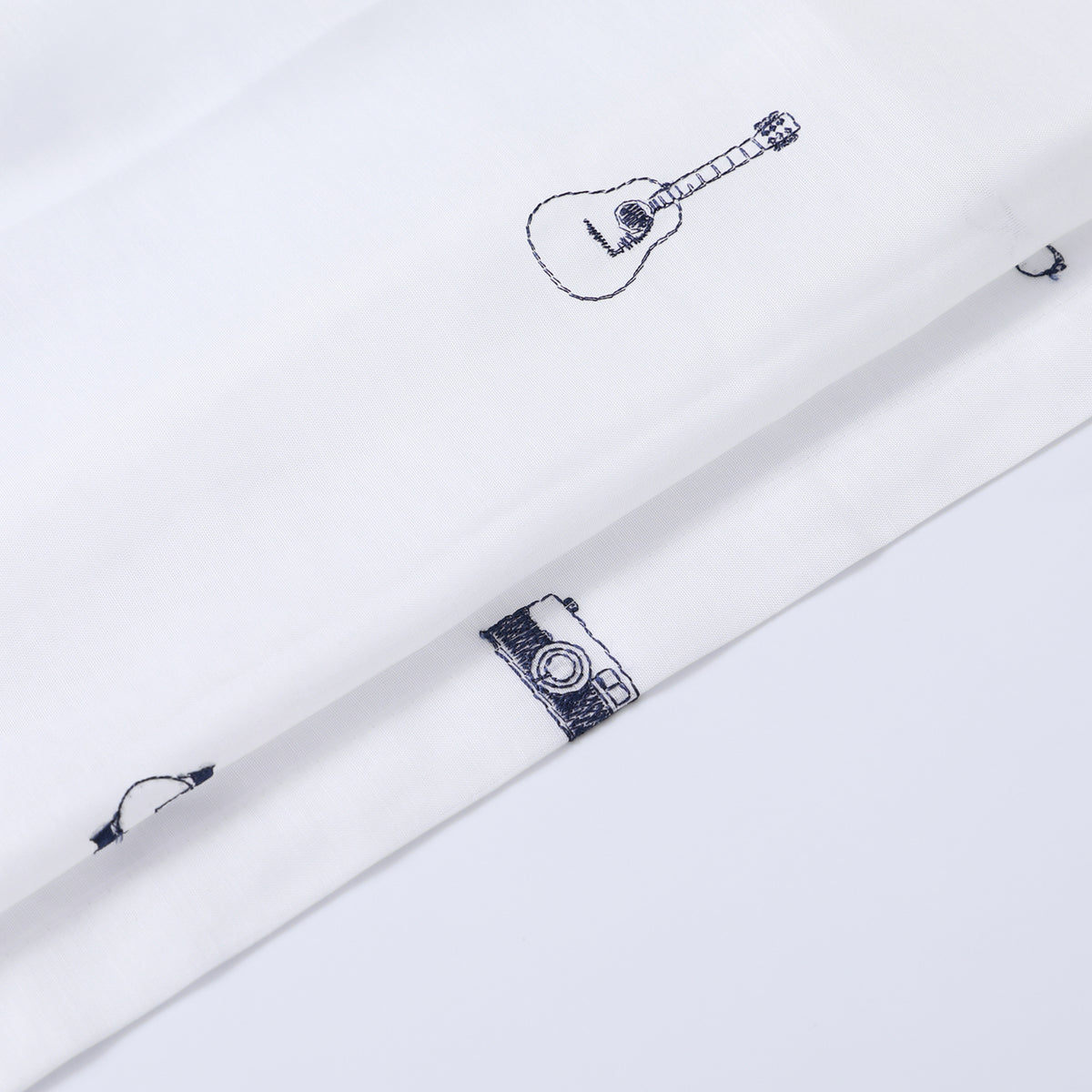DL9530 is a flame-retardant, privacy-blocking, UV-cut, mirror lace curtain with a soft texture.