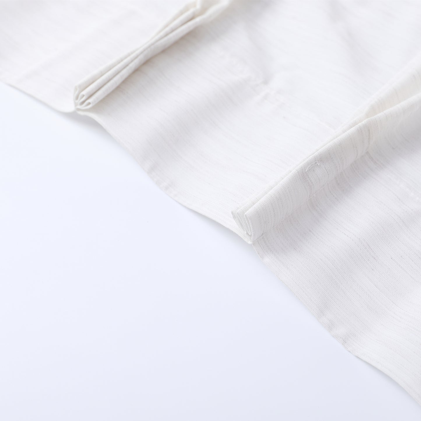 DL9530 is a flame-retardant, privacy-blocking, UV-cut, mirror lace curtain with a soft texture.