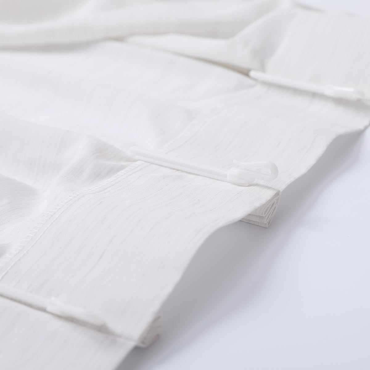 DL9530 is a flame-retardant, privacy-blocking, UV-cut, mirror lace curtain with a soft texture.
