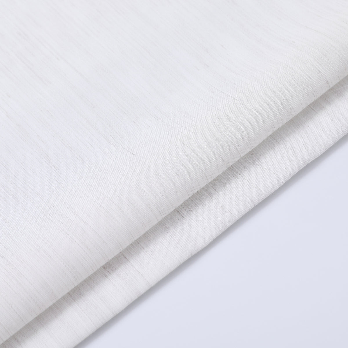 DL9530 is a flame-retardant, privacy-blocking, UV-cut, mirror lace curtain with a soft texture.