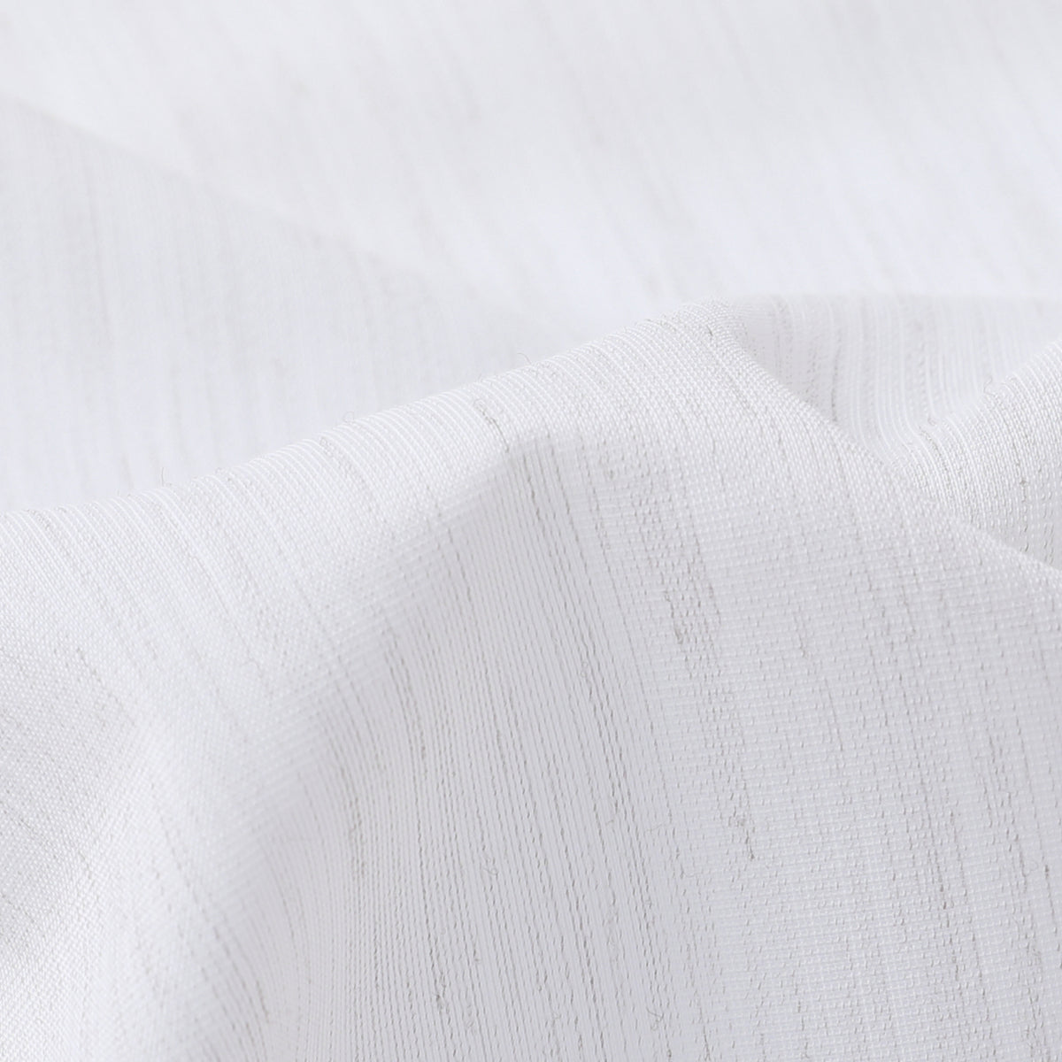 DL9530 is a flame-retardant, privacy-blocking, UV-cut, mirror lace curtain with a soft texture.