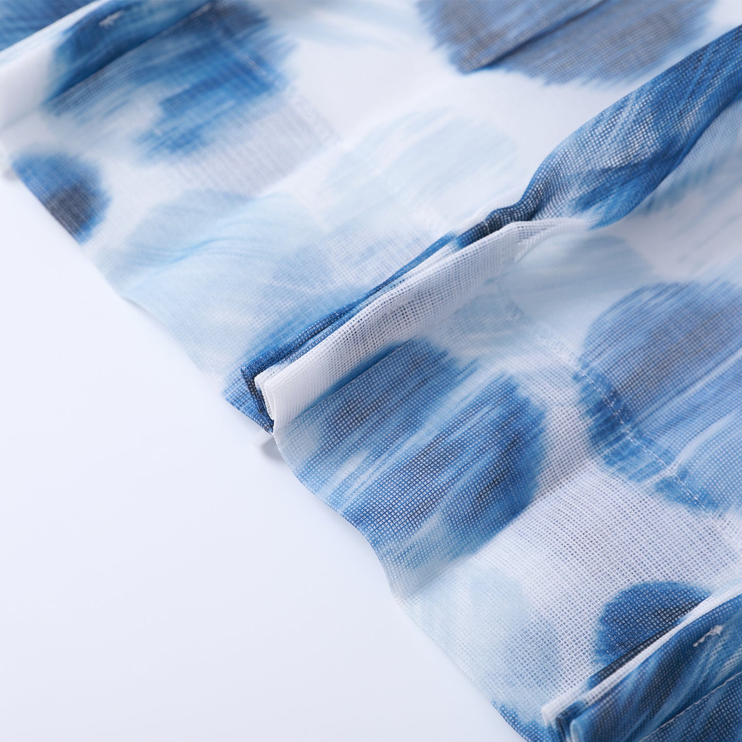 DL9530 is a flame-retardant, privacy-blocking, UV-cut, mirror lace curtain with a soft texture.