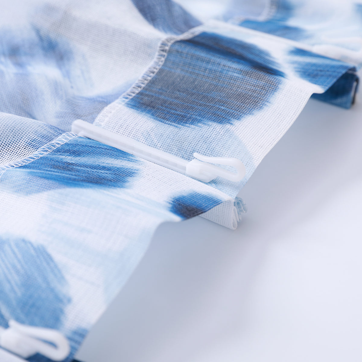 DL9530 is a flame-retardant, privacy-blocking, UV-cut, mirror lace curtain with a soft texture.
