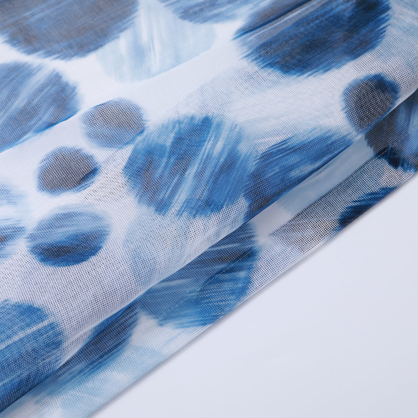 DL9530 is a flame-retardant, privacy-blocking, UV-cut, mirror lace curtain with a soft texture.