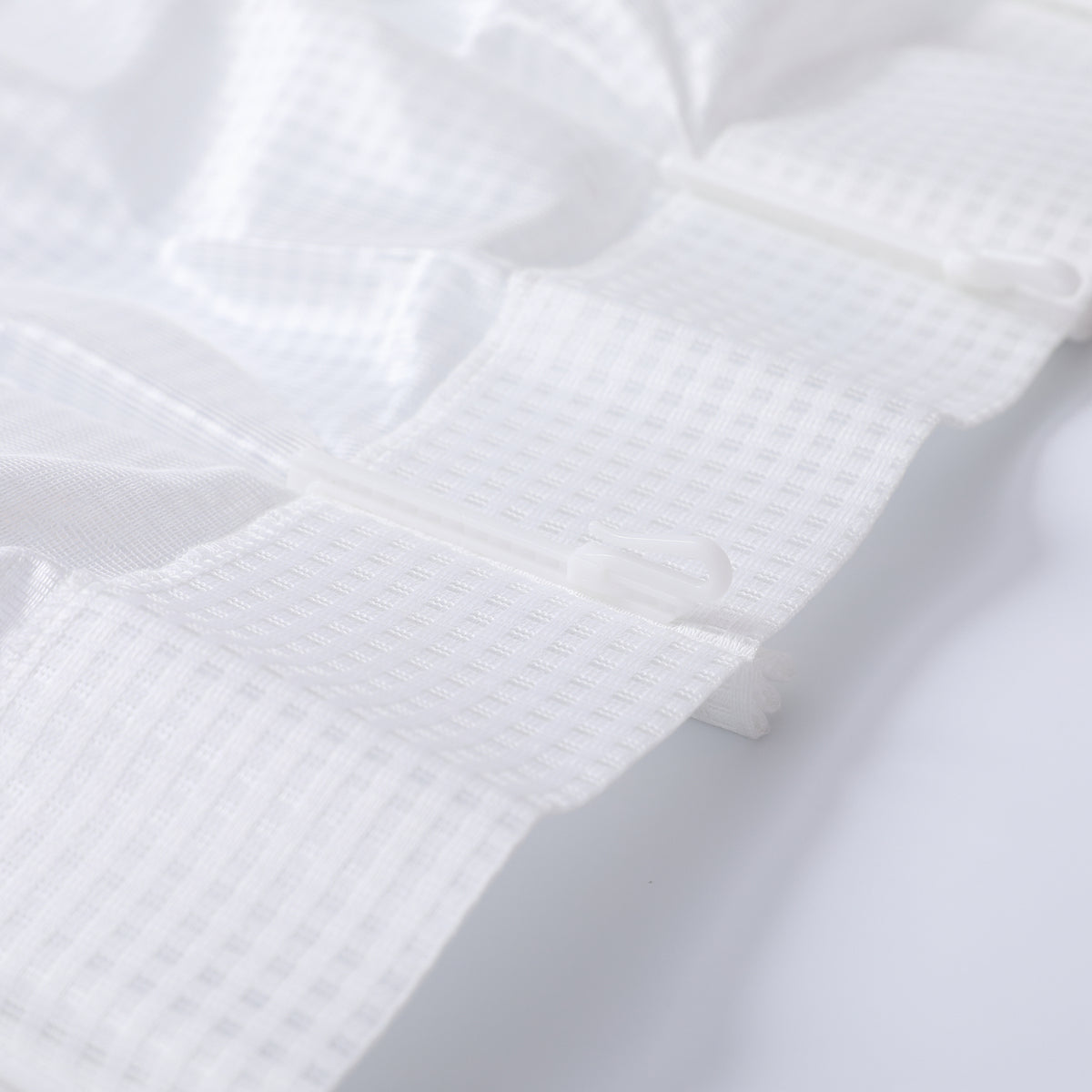 DL9530 is a flame-retardant, privacy-blocking, UV-cut, mirror lace curtain with a soft texture.