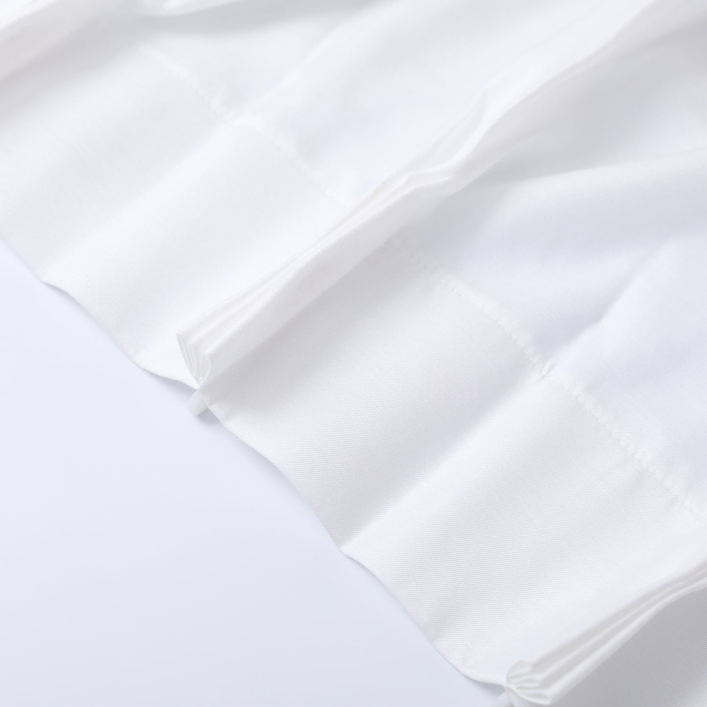 DL9530 is a flame-retardant, privacy-blocking, UV-cut, mirror lace curtain with a soft texture.