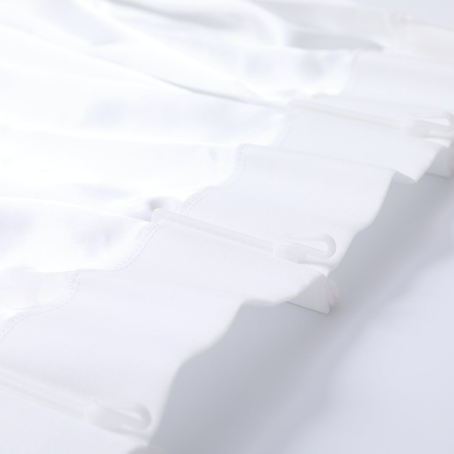 DL9530 is a flame-retardant, privacy-blocking, UV-cut, mirror lace curtain with a soft texture.