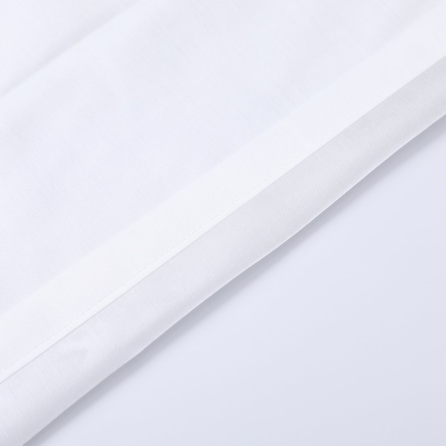 DL9530 is a flame-retardant, privacy-blocking, UV-cut, mirror lace curtain with a soft texture.