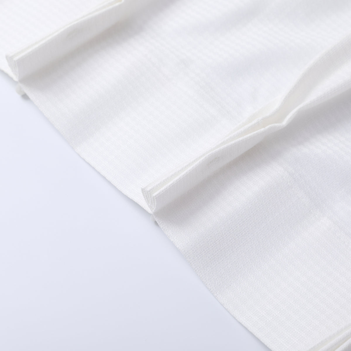 DL9530 is a flame-retardant, privacy-blocking, UV-cut, mirror lace curtain with a soft texture.