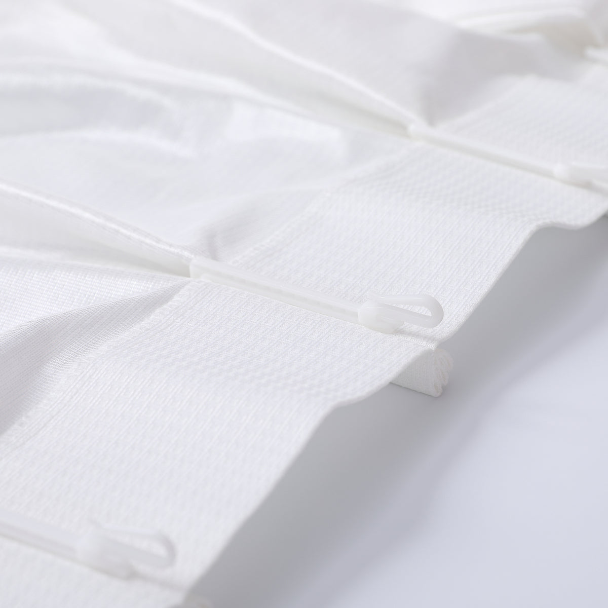 DL9530 is a flame-retardant, privacy-blocking, UV-cut, mirror lace curtain with a soft texture.