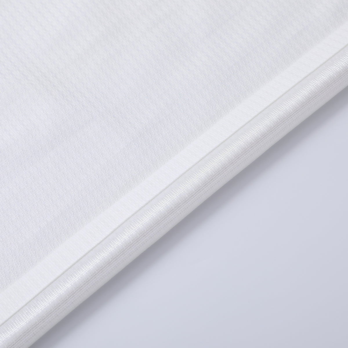 DL9530 is a flame-retardant, privacy-blocking, UV-cut, mirror lace curtain with a soft texture.
