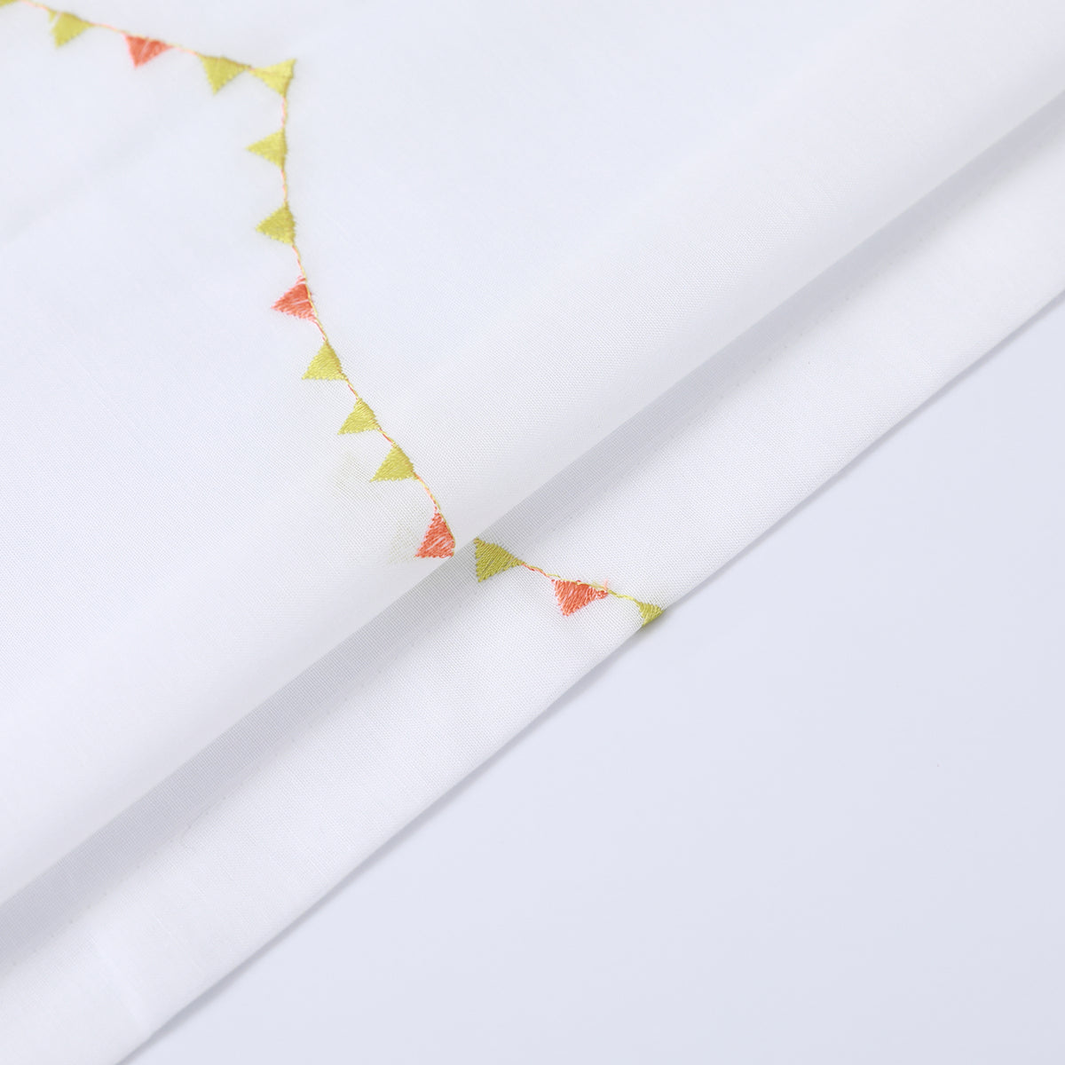 DL9530 is a flame-retardant, privacy-blocking, UV-cut, mirror lace curtain with a soft texture.