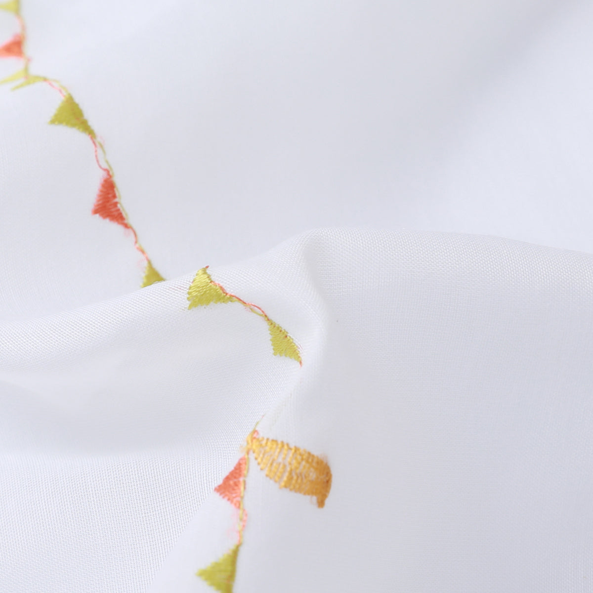 DL9530 is a flame-retardant, privacy-blocking, UV-cut, mirror lace curtain with a soft texture.