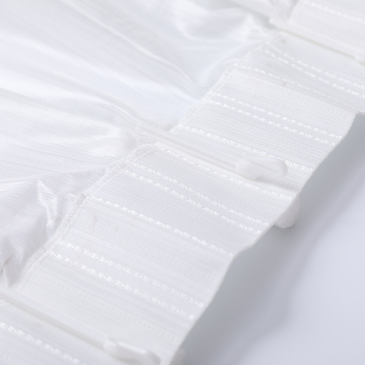 DL9530 is a flame-retardant, privacy-blocking, UV-cut, mirror lace curtain with a soft texture.