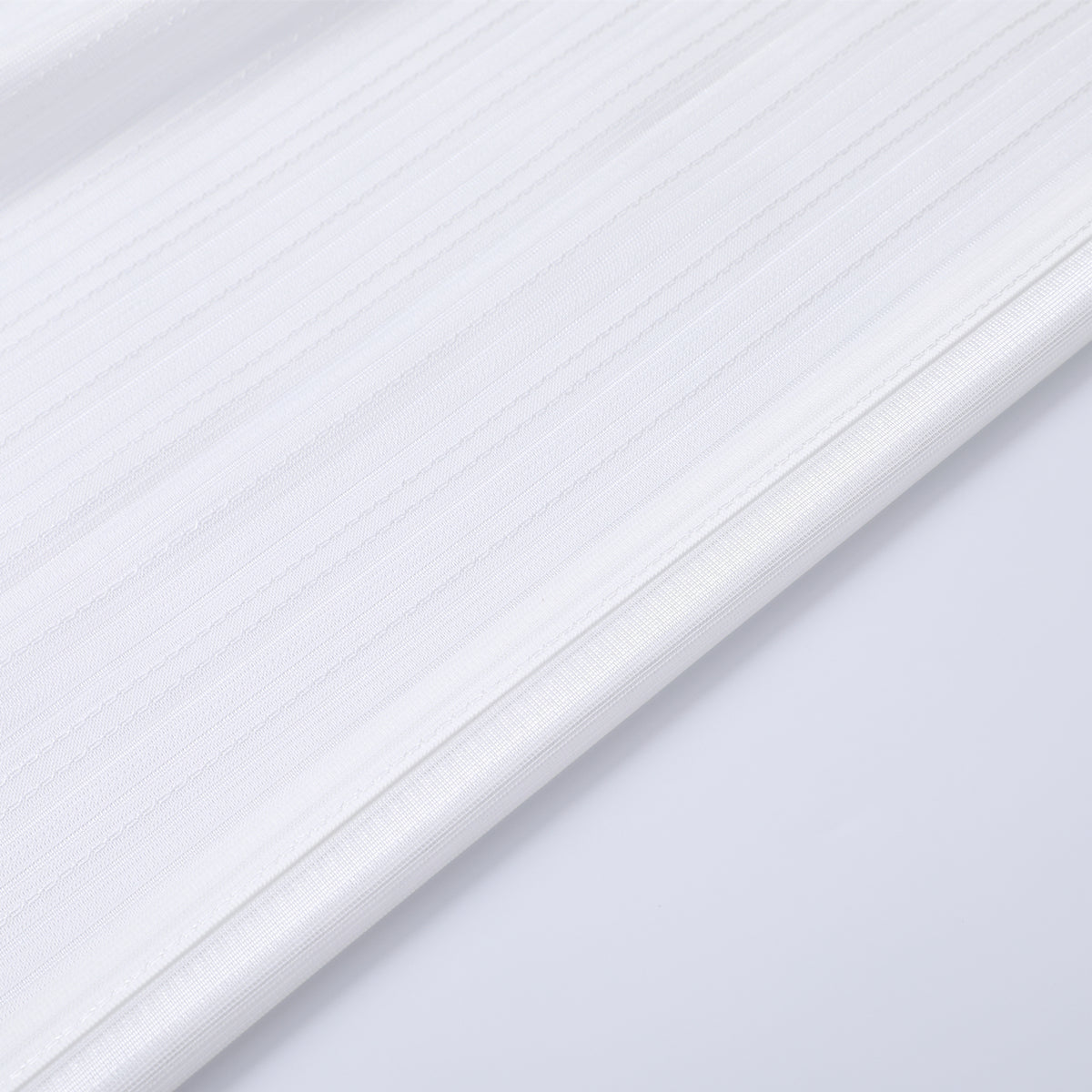 DL9530 is a flame-retardant, privacy-blocking, UV-cut, mirror lace curtain with a soft texture.