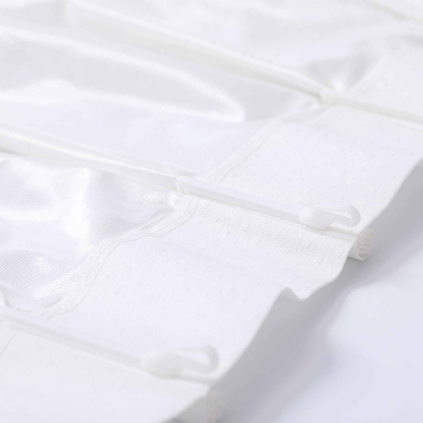 DL9530 is a flame-retardant, privacy-blocking, UV-cut, mirror lace curtain with a soft texture.