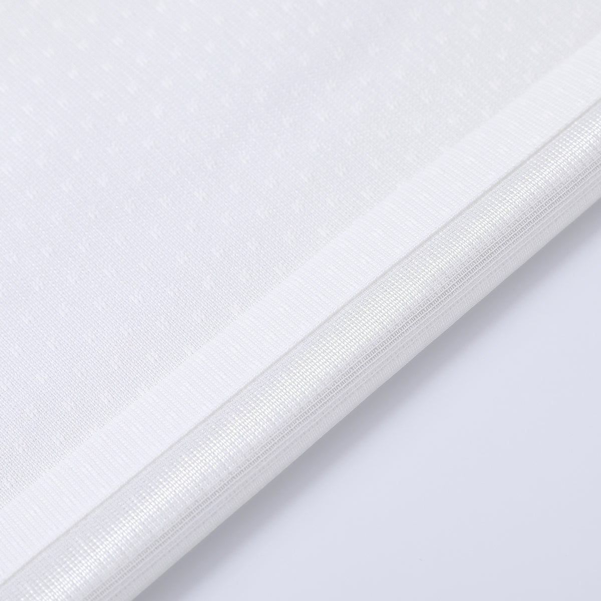 DL9530 is a flame-retardant, privacy-blocking, UV-cut, mirror lace curtain with a soft texture.