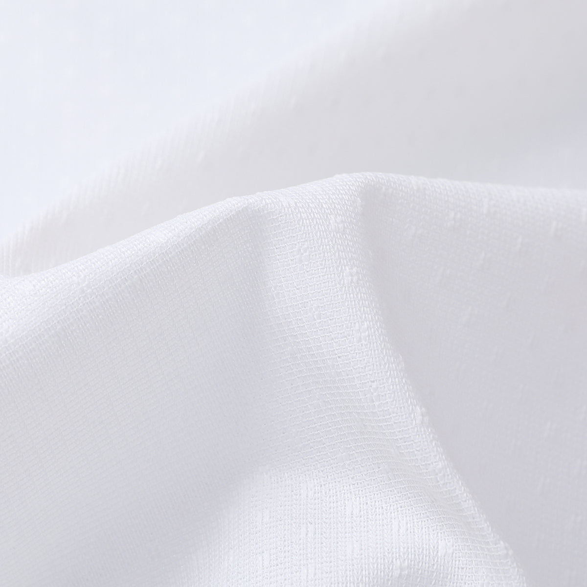 DL9530 is a flame-retardant, privacy-blocking, UV-cut, mirror lace curtain with a soft texture.
