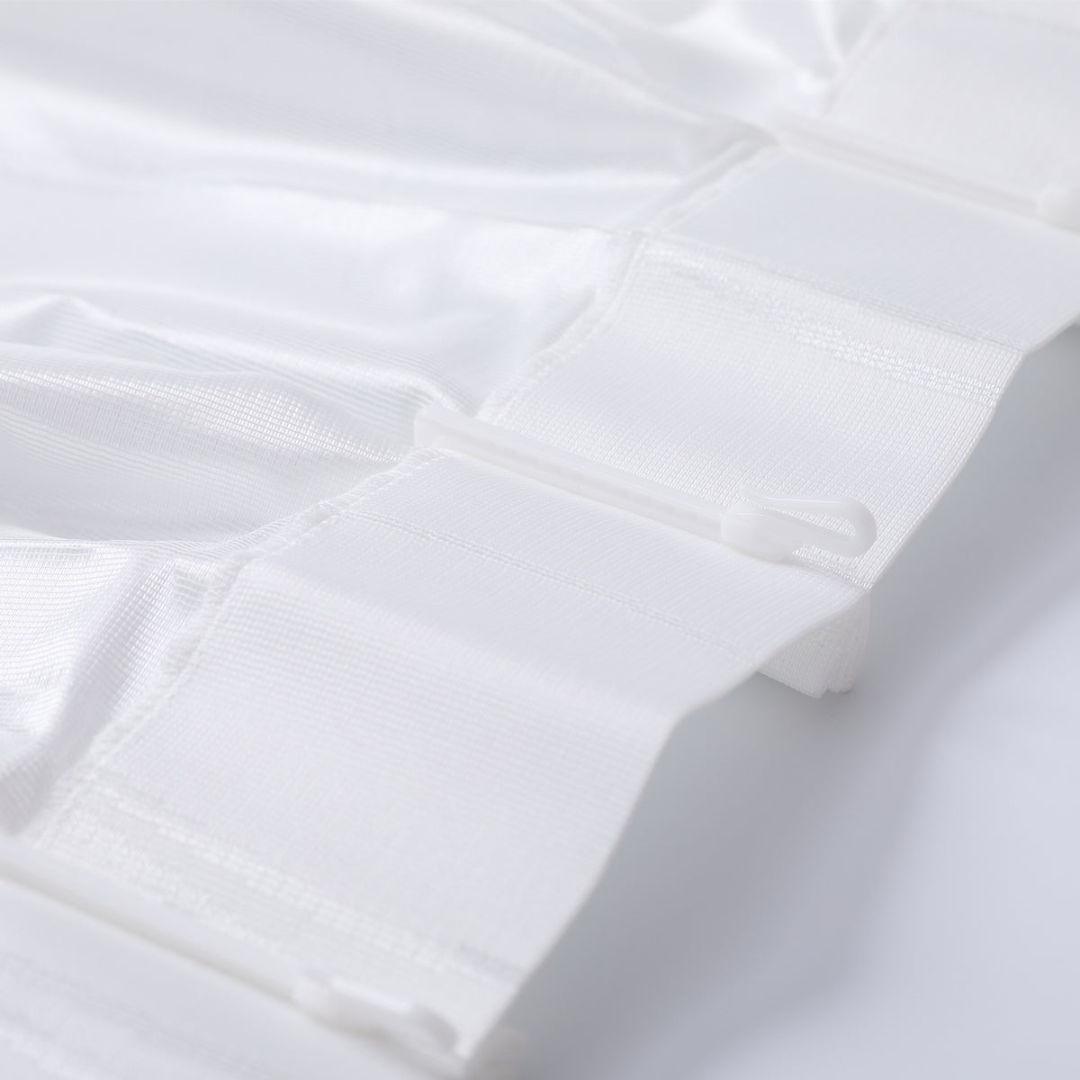 DL9530 is a flame-retardant, privacy-blocking, UV-cut, mirror lace curtain with a soft texture.