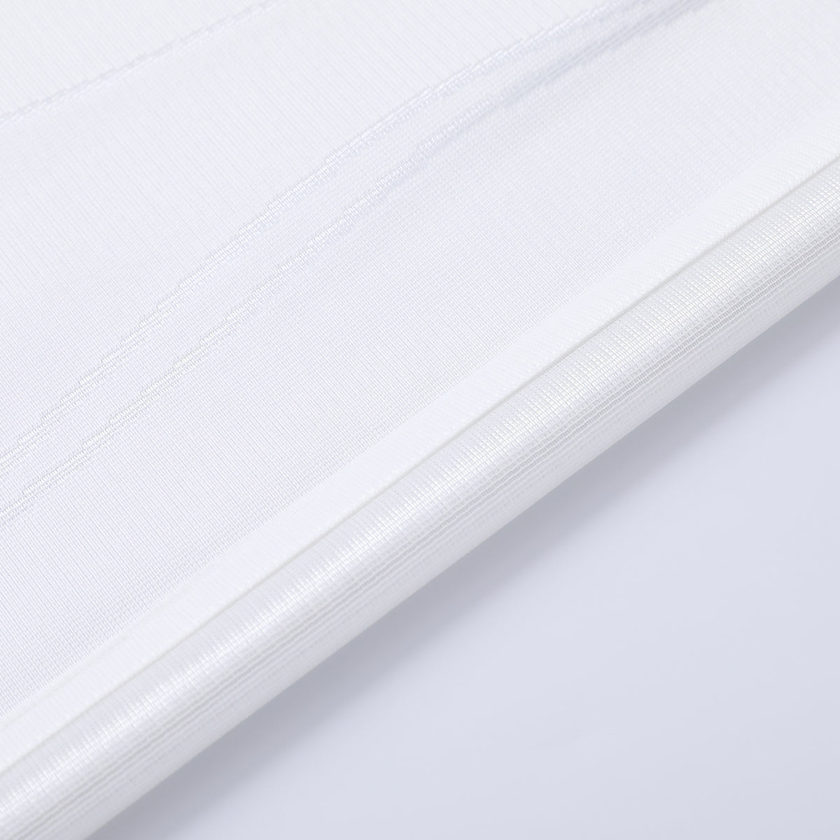 DL9530 is a flame-retardant, privacy-blocking, UV-cut, mirror lace curtain with a soft texture.
