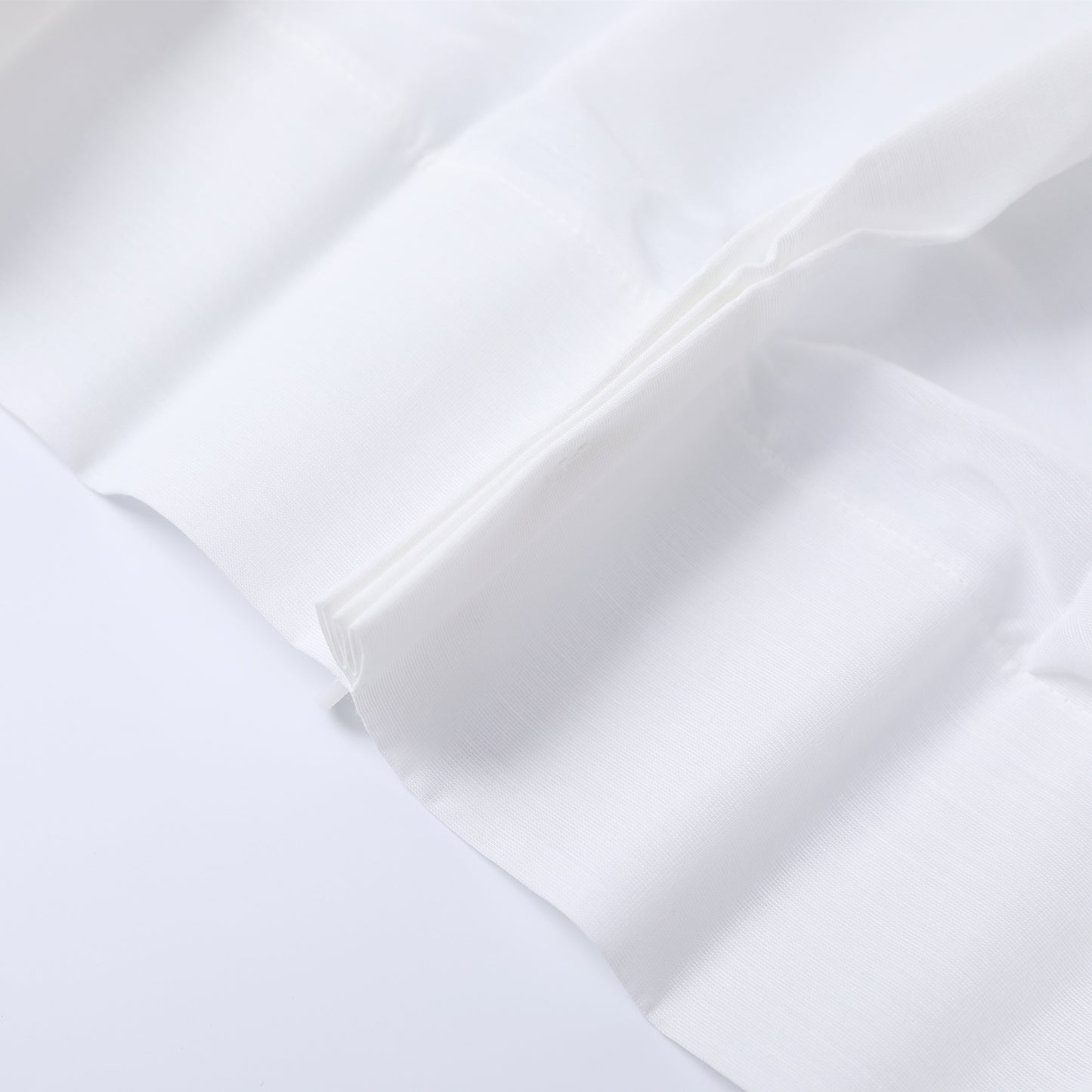 DL9530 is a flame-retardant, privacy-blocking, UV-cut, mirror lace curtain with a soft texture.